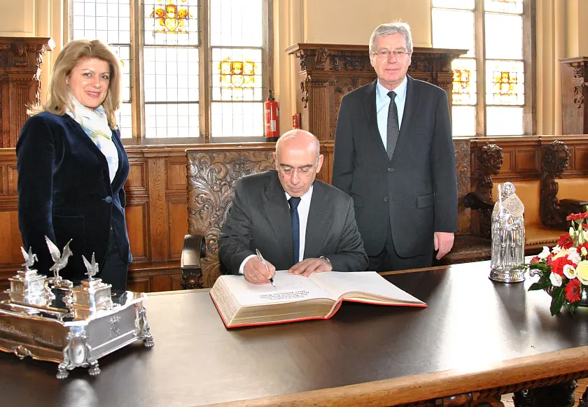 Botschafter Rallis beim Eintrag ins Goldene Buch