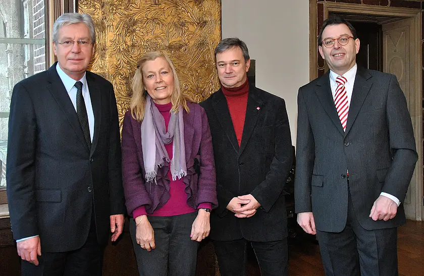 Zum Gespräch bei Bürgermeister Jens Böhrnsen: Inge Briggs, Betriebsratsvorsitzende der Flughafen Bremen GmbH, der Geschäftsführer der Vereinten Dienstleistungsgewerkschaft, Rainer Kuhn und Jürgen Bula, Geschäftsführer der  Flughafen Bremen GmbH