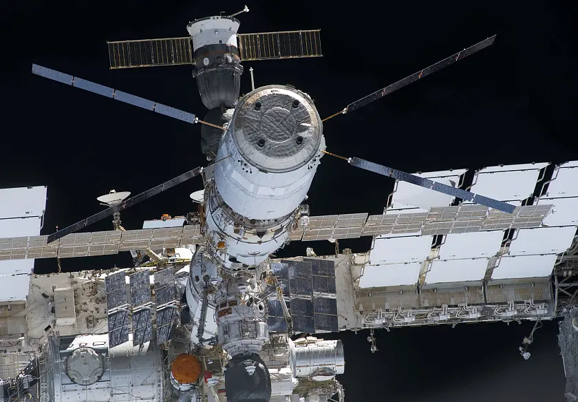 ATV Johannes Kepler angedockt an ISS                      Foto © NASA 2011 (Spaceflight Discovery)