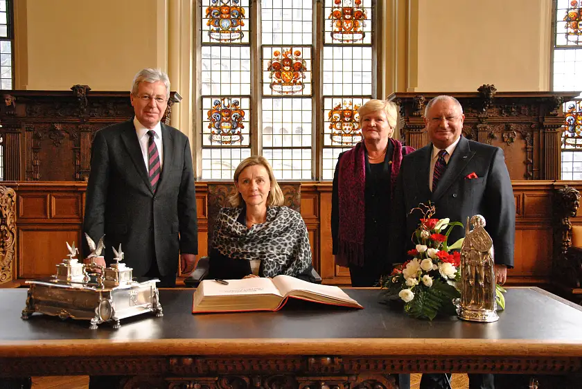 Der Eintrag ins Goldene Buch: Bürgermeister Böhrnsen, Päivi Luostarinen, Erja Tikka, Detthold Aden (v.li.)