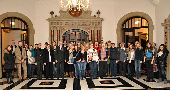 Die Studierenden der Uni Bremen mit Bürgermeister Böhrnsen (vorne, 6.v.li.) vor dem Senatssaal im Rathaus.
