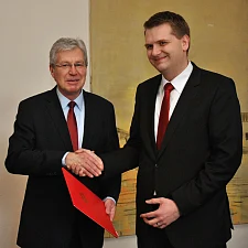 Bürgermeister Böhrnsen gratuliert dem künftigen Ortamtsleiter Florian Boehlke