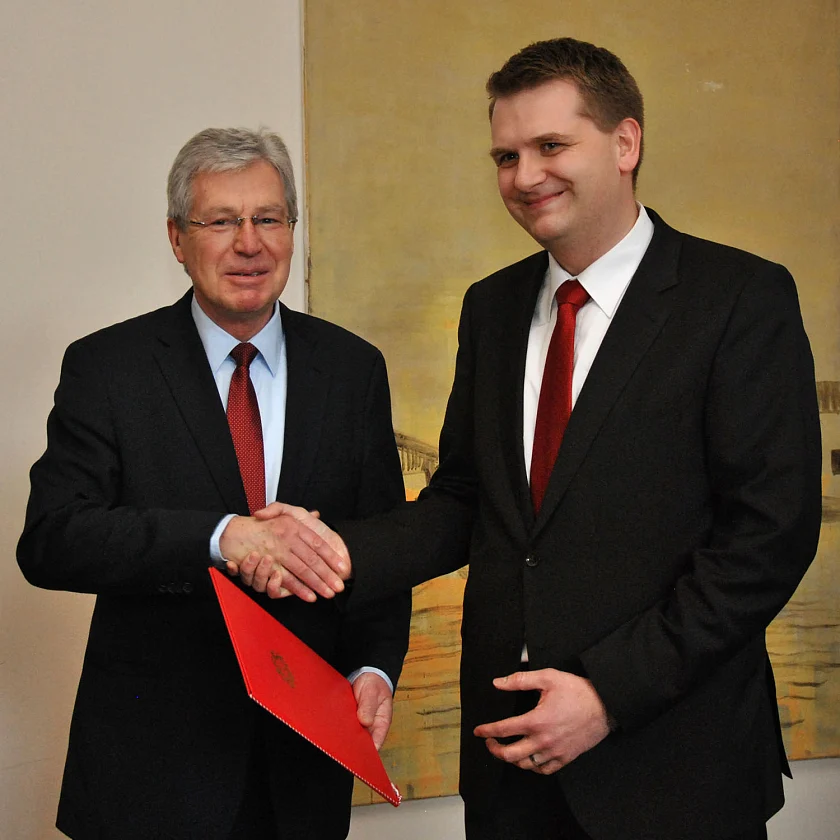 Bürgermeister Böhrnsen gratuliert dem künftigen Ortamtsleiter Florian Boehlke