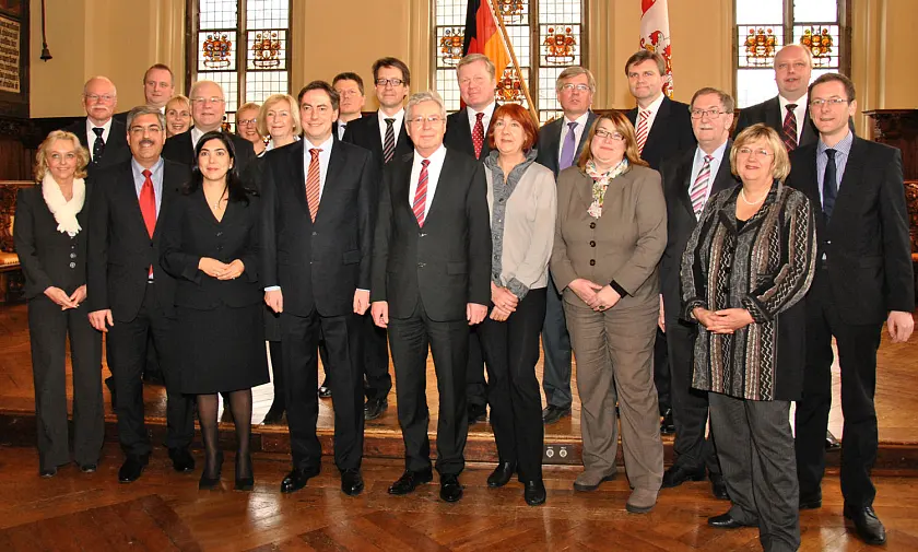 Gemeinsames Gruppenfoto in der Oberen Rathaushalle (v.l.): Dr. Christine Hawighorst (Chefin der Staatskanzlei), Ulrich Mäurer (Senator für Inneres und Sport), Oberbürgermeister der Stadt Bremerhaven Melf Grantz, Staatssekretär Dr. Olaf Joachim (Chef der Senatskanzlei), Staatssekretärin Dr. Martina Krogmann (Bevollmächtigte des Landes Niedersachsen beim Bund), Bernd Busemann (Justizminister), Aygül Özkan (Ministerin für Soziales, Frauen, Familie und Gesundheit), Prof. Dr. Eva Quante-Brandt (Bevollmächtigte der Freien Hansestadt Bremen beim Bund und für Europa), Prof. Dr. Johanna Wanka (Ministerin für Wissenschaft und Kultur), Ministerpräsident David McAllister, Dr. Joachim Lohse (Senator für Umwelt, Bau und Verkehr), Dr. Stefan Birkner (Minister für Umwelt, Energie und Klimaschutz), Bürgermeister Jens Böhrnsen (Präsident des Senats), Dr. Bernd Althusmann (Kultusminister), Bürgermeisterin Karoline Linnert (Senatorin für Finanzen), Hartmut Möllring (Finanzminister), Anja Stahmann (Senatorin für Soziales, Kinder, Jugend und Frauen), Uwe Schünemann (Minister für Inneres und Sport), Gert Lindemann (Minister für Ernährung, Landwirtschaft, Verbraucherschutz und Landesentwicklung), Renate Jürgens-Pieper (Senatorin für Bildung, Wissenschaft und Gesundheit), Jörg Bode (Minister für Wirtschaft, Arbeit und Verkehr, stellv. Ministerpräsident), Martin Günthner (Senator für Wirtschaft, Arbeit und Häfen, Senator für Justiz und Verfassung).