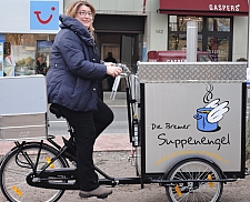 Sozialsenatorin Anja Stahmann mit einem der neuen Fahrräder von den Suppenengeln an der Ausgabestelle Am Wall 