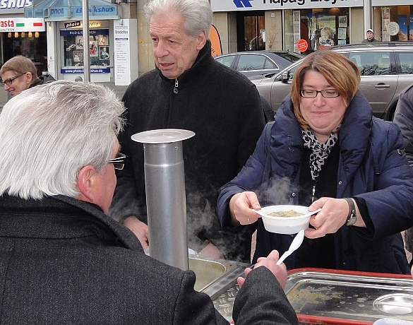 Altbürgermeister Henning Scherf und Sozialsenatorin Anja Stahmann unterstützen die Suppenengel an der Ausgabestelle Am Wall