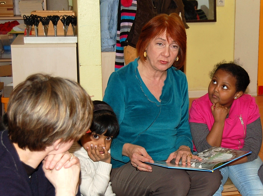 Sathurya (links) und Jasmin (rechts) hören gespannt zu, als Bürgermeisterin Karoline Linnert die Geschichte über die Hexe Zilly und ihren wild gewordenen fliegenden Teppich vorstellt