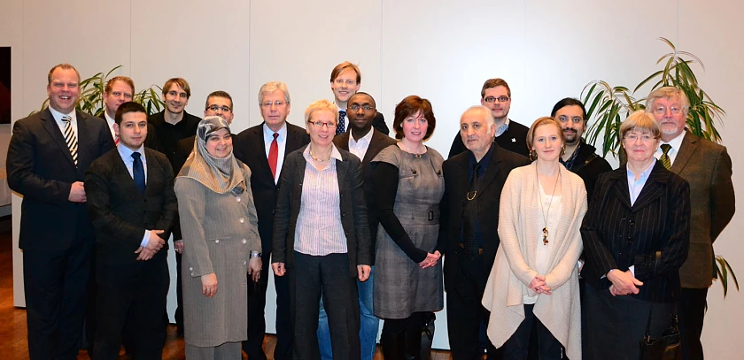Bürgermeister Böhrnsen und Staatsrätin Quante-Brandt (Bildmitte) mit den Gästen aus Bremen und Bremerhaven in der Bremer Landesvertretung