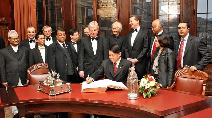 Der obligatorische Eintrag ins Goldene Buch aller geladenen Diplomaten aus dem asiatisch-pazifischen Raum. Erstmals mit dabei: der Botschafter der Union Myanmar, U Tin Win (hier beim Eintrag ) 