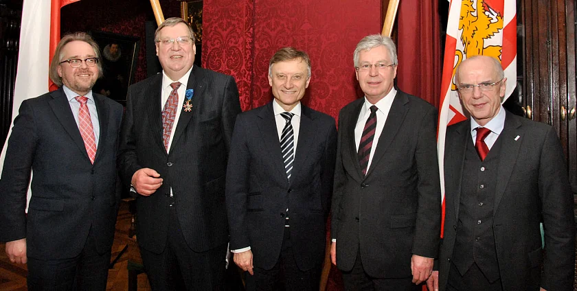 v.l.: Andrzej Osiak, Generalkonsul der Republik Polen in Hamburg, Dr. Hans-Dietrich Paschmeyer, Honorarkonsul a.D. der Republik Polen, Dr. Marek Prawda, Botschafter der Republik Polen, Bürgermeister Jens Böhrnsen und Bürgerschaftspräsident Christian Weber.