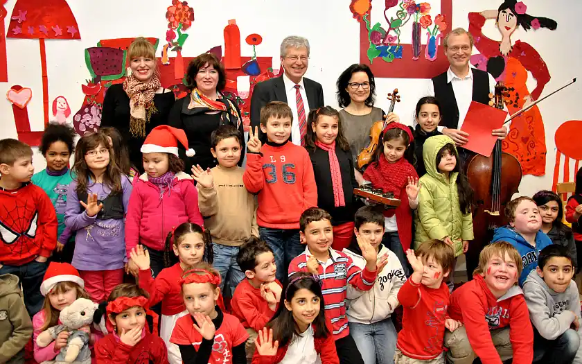 Viel Spaß hatten gestern nicht nur die Kinder des KLEKS-Ateliers: (v.l.) Karina Goldau, Kultur Vor Ort e.V., Dunja Stapmans, Präsidentin des Lions Club Bremen Buten un Binnen, Bürgermeister Jens Böhrnsen, Anette Behr-König und Stephan Schrader.