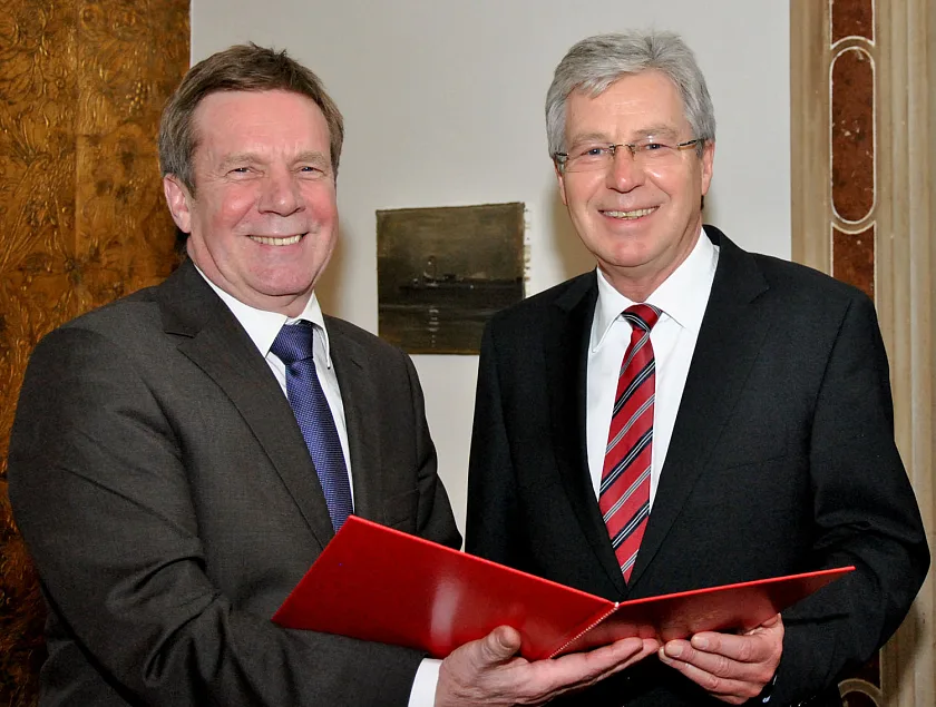 Freute sich über seine erneute Ernennung zum Ortsamtsleiter für Obervieland, Ingo Funck (li.) mit Bürgermeister Jens Böhrnsen