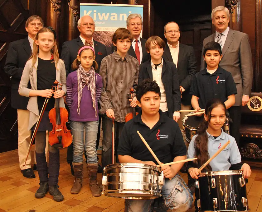 Freuten sich über die Übergabe von Musikinstrumenten: Prof. Heiner Buhlmann (Musikschule Bremen), Dr. Gerd-Jürgen Holstermann (Kiwanis-Präsident), Bürgermeister Jens Böhrnsen, Dr. Hubertus Plümpe (Bremer Schuloffensive) und Michael Corves (Kiwanis; alle hintere Reihe, von links) mit Kindern der Schule Auf den Heuen und Am Barkhof.