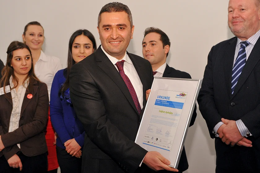 Die BREKONOMI-Teilnehmerinnen und Teilnehmer wurden von Staatsrat Dr. Heiner Heseler mit einer Urkunde ausgezeichnet. Zehn ausgewählte Nachwuchskräfte erhalten im Rahmen des Programms die Chance, Bremen als einen der wichtigsten Industrie- und Hafenstandorte in Deutschland intensiv kennen zu lernen, hinter die Kulissen zu schauen und neue Kontakte aufzubauen