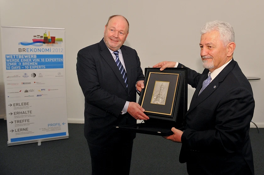 Professor Dr. Hasan Semih Güneº, Präsident der ACA Aerospace Clustering Association und Direktor der EGE University Vocational School, überreichte als Leiter der Delegation ein Geschenk an die Bremer Gastgeber