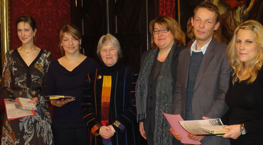 v.l.n.r.: Rieke Amrit Soppa, Friederike Lorenz, Stifterin Sigrid Stahl-Linek, Sozialsenatorin Anja Stahmann, Holger Rahn und Mandy Sternberg. Auf dem Foto fehlt Nils Pohl, der leider verhindert war