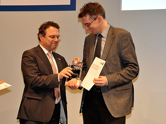 Bundesinnenminister Dr. Hans-Peter Friedrich (links) bei der Preisübergabe an Martin Hagen