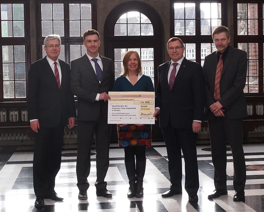 Bürgmeister Böhrnsen freute sich mit Anne Bolte und Prof. Pekrun (re.) über die Spende von 16.500 Euro, die Ulrich Sasse (2.v.r.) und Oliver Juckenhöfel heute im Rathaus übergaben.