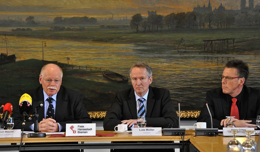 Senator Mäurer (li.) stellt im Rathaus zusammen mit Bremens Polizeipräsident Müller (Mi.) und dem Direktor der Bremerhavener Ortspolizeibehörde, Götze, das Programm zur Bekämpfung der ansteigenden schweren Raub- und Einbruchskriminalität vor