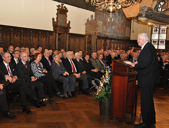 Werner Damke (rechts) bei seiner feierlichen Verabschiedung in der Oberen Rathaushalle