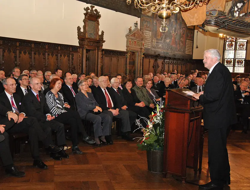 Werner Damke (rechts) bei seiner feierlichen Verabschiedung in der Oberen Rathaushalle
