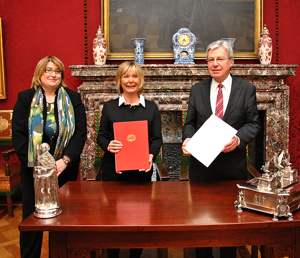 Christine Lüders (Mi.) freut sich mit Bürgermeister Böhrnsen und Senatorin Stahmann über die Unterzeichnung der Erklärung im Kaminsaal des Rathauses.