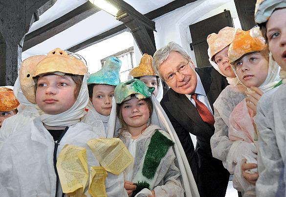 Ausstellungs-Eröffnung in der Unteren Rathaushalle: Bürgermeister Böhrnsen mit einigen Kindern, die an den Projekten beteiligt waren