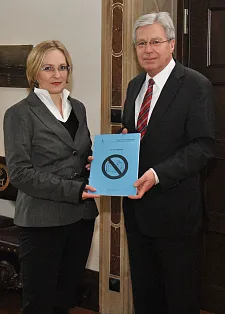 Die Landesbeauftragte Dr. Imke Sommer überreicht Bürgermeister Jens Böhrnsen den 34. Datenschutzbericht und 6. Informationsfreiheitsbericht 