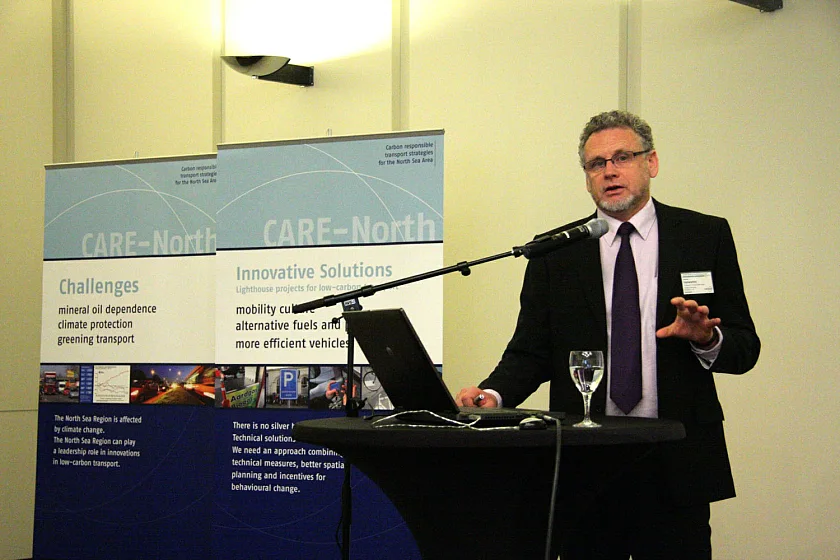 Professor Jeff Kenworthy beim Vortrag 