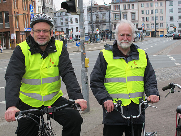 Prof. Jeff Kenworthy (links, mit Helm) und Prof. John Whitelegg (rechts) bei dem Praxistest des Bremer Fahrradfahrens 