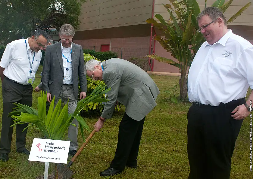 v.l.n.r.: Bernard Chemoul (CNES Kourou), Thomas Reiter (ESA), ), Karlheinz Kreuzberg (Kabinettchef des Generaldirektors der ESA) und Michael Menking (Astrium Bremen)