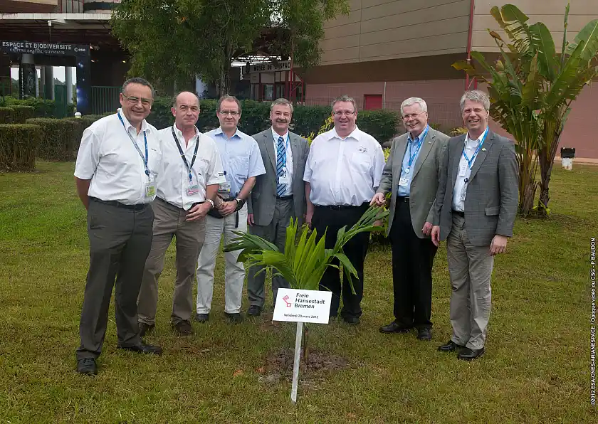 v.l.n.r.: Bernard Chemoul (CNES Kourou), Joël Donadel (ESA Kourou), Jean-Max Puech (Arianespace), Torsten Staffeldt (MdB), Michael Menking (Astrium Bremen), Karlheinz Kreuzberg (Kabinettchef des Generaldirektors der ESA) und Thomas Reiter (ESA)