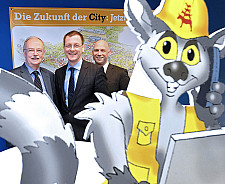 v.l.: .Dr. Klaus Sondergeld (WFB), Wirtschaftssenator Martin Günthner und Dr. Jan-Peter Halves (CityInitiative) stellten die neue Baustellenkampagne und das Maskottchen Tom Lemur vor