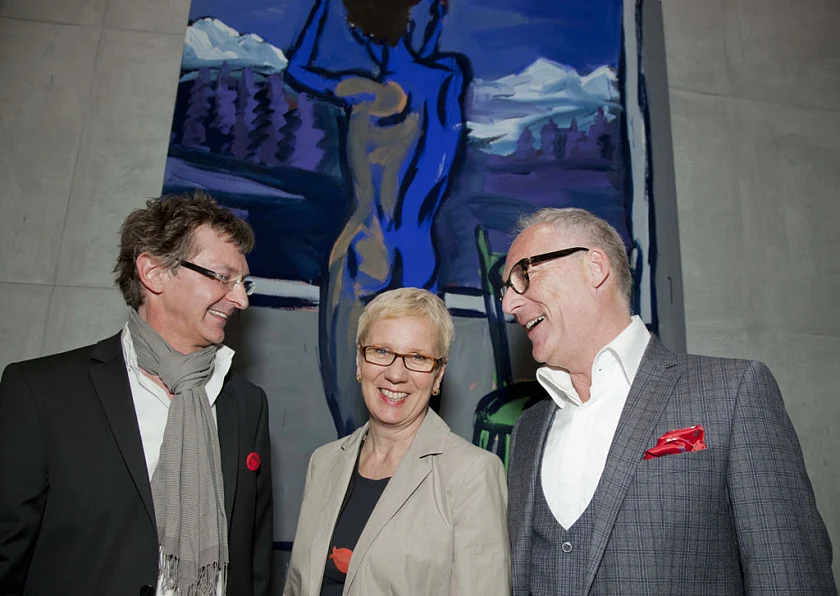 Freuen sich über eine sehenswerte Ausstellung: Weserburg-Direktor Carsten Ahrens, Staatsrätin Prof. Dr. Eva Quante-Brandt und Professor Dr. Herbert Grüner vor dem Werk „Pilatus (Ausblick)“ von Rainer Fetting (v.l.n.r.)