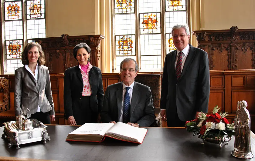 Gute Atmosphäre in der Oberen Rathaushalle: Botschafter Gourdault-Montagne beim Eintrag ins Goldene Buch. Von links: Nadège Le Lan, Direktorin des Instituts Français Bremen, und Honorarkonsulin Dominique Wehrmann; re.: Bürgermeister Jens Böhrnsen.
