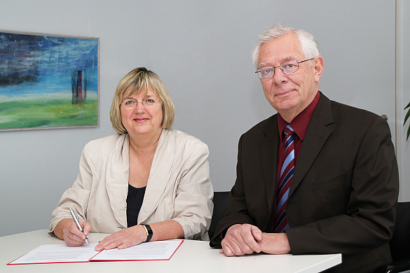 Senatorin Renate Jürgens-Pieper und Prof. Kapt. Ernst Folz beim Unterzeichnen der Rahmenvereinbarung
