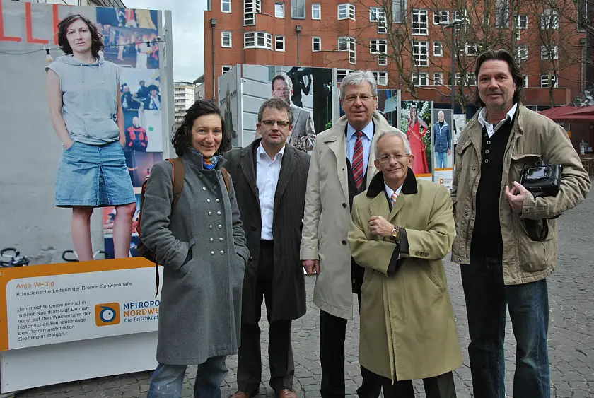 Eröffneten gemeinsam die Ausstellung auf dem Ansgarikirchhof: Bürgermeister Jens Böhrnsen (Mitte), Anja Wedig, künstlerische Leiterin der Schwankhalle Bremen, der Direktor des Gerhard Marks Hauses,  Dr. Arie Hartog,  Landrat Dr. Jörg Mielke, Vorsitzender der Metropolregion Bremen-Oldenburg und der Initiator der Ausstellung, Fotograf Michael Stephan (von links nach rechts).
