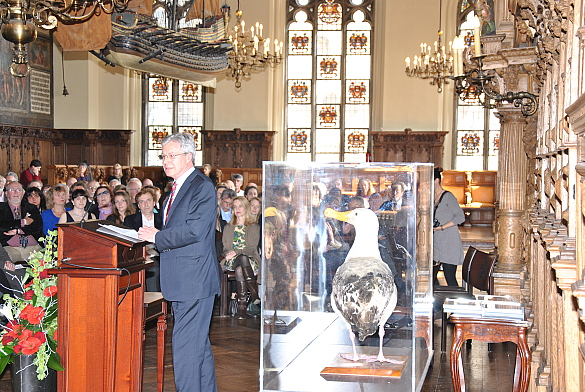 Bürgermeister Böhrnsen begrüßt die Gäste zur ALBATROS-Preisverleihung in der Oberen Rathaushalle.