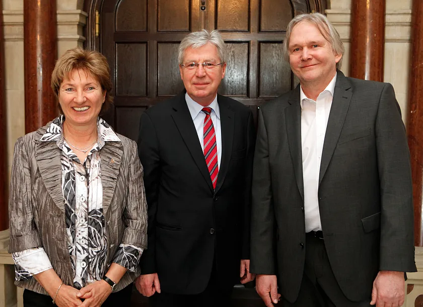 Bürgermeister Böhrnsen mit zwei ALBATROS-Preisträgern: Die Übersetzer Ulrike Wasel und Klaus Timmermann (re.).