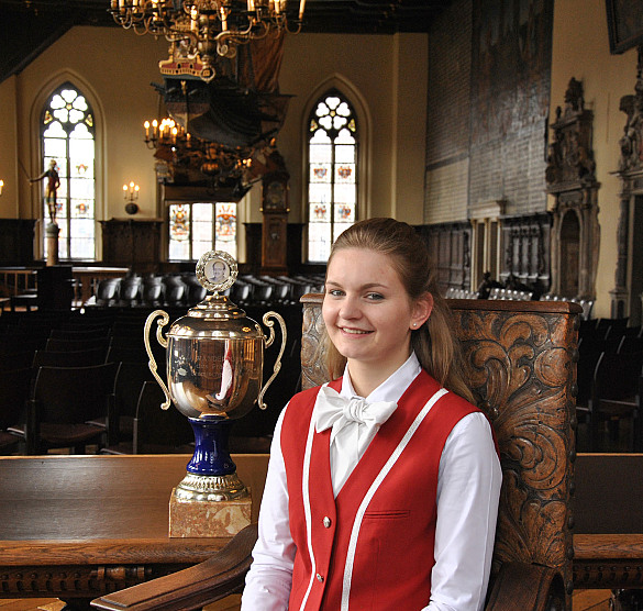 Felicitas Gätje mit ihrem Pokal in der Oberen Rathaushalle