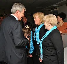 Bürgermeister Jens Böhrnsen im Gespräch mit Besucherinnen des Kulturtreffs