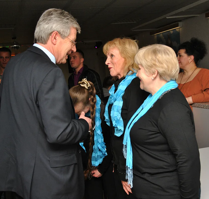 Bürgermeister Jens Böhrnsen im Gespräch mit Besucherinnen des Kulturtreffs