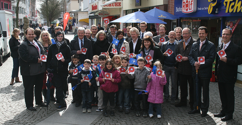 In einem Boot für die gute Sache: Beim offiziellen Startschuss für die Aktion „Open Döör“ trafen sich alle Beteiligten, darunter Bremens Bürgermeister Jens Böhrnsen, Wolfgang Helms, Geschäftsführer des Vegesack Marketings e.V., Andreas Bröcher vom Kinderschutzbund Bremen, Vegesacker Geschäftsleute sowie, stellvertretend für diejenigen, an die sich das Projekt richtet, Kinder der KITA der Evangelischen Martin-Luther-Gemeinde in Blumenthal.