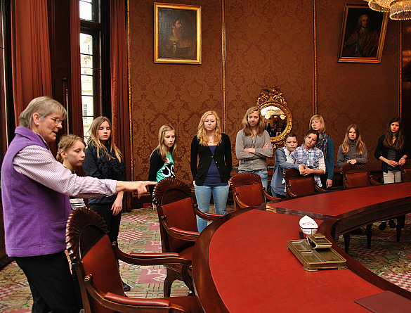 Hier tagt jeden Dienstag der Bremer Senat: Rathausmitarbeiterin Gaby Redeker gibt den Mädchen Einblicke in den schönen Senatssaal 
