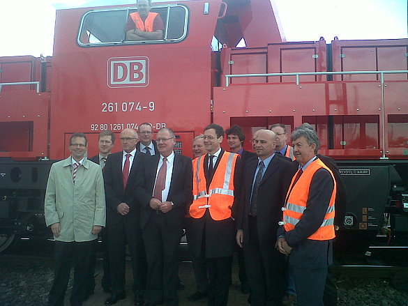 Die Teilnehmer des heutigen „Eisenbahngipfels“ in Bremerhaven vor der neuen umweltfreundlichen Rangierlok der DB Schenker Rail