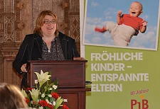 Senatorin Stahmann begrüßt die Tageseltern anlässlich des Empfang zum 10. Jubiläum von PiB