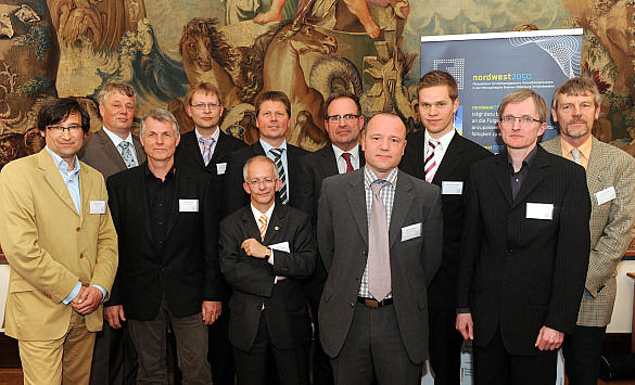 Die Finalisten des Wettbewerbs "Fit für den Klimawandel" 2012 nebst Umweltsenator Dr. Joachim Lohse, Landrat Dr. Jörg Mielke, Syndicus der Handelskammer Dr. Andreas Otto und Dr. Paul Dostal vom Projektträger KLIMZUG im Deutschen Zentrum für Luft- und Raumfahrt e.V.