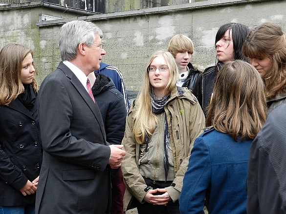 Bürgermeister Böhrnsen im Gespräch mit den Schülerinnen und Schülern der Wilhelm-Focke-Oberschule