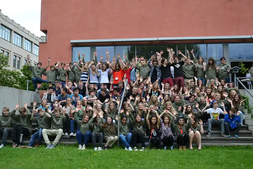 Die Sportteams aus Bremen und Bremerhaven beim Gruppenfoto im Garten der Bremer Landesvertretung in Berlin.