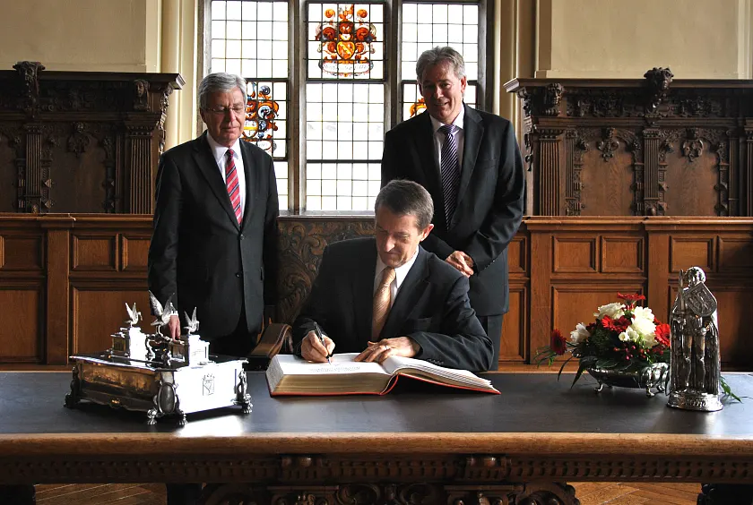 Botschafter Nijskens beim Eintrag in das Goldene Buch. Begleitet wurde der belgische Diplomat von dem Bremer Honorarkonsul Axel Bartsch (re.)